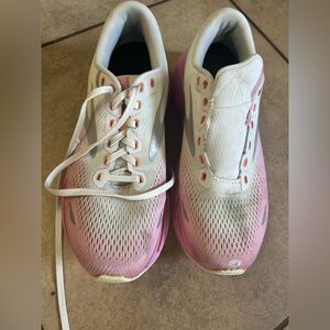 Women’s Brooks Ghost Tennis Shpe - pink - great condition